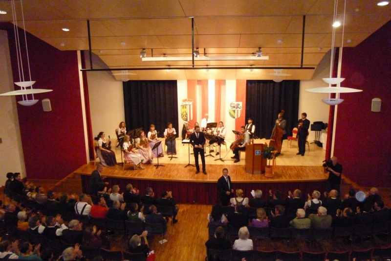 Datei:AT bad-goisern-am-hallstaettersee2.jpg