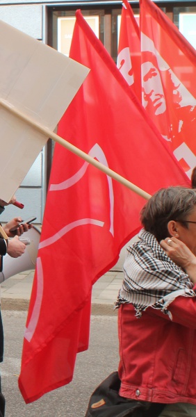 Datei:DEM 2024-05-01-rot-mit-taube2.jpg